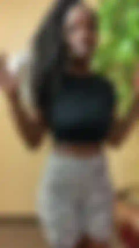 Me alongando em shorts de chita.