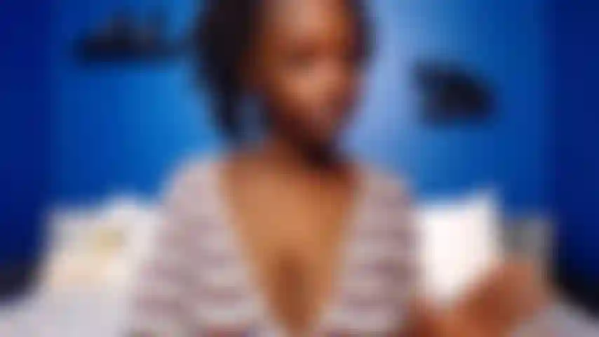 Retórica de topless: sandálias ugg pretas.