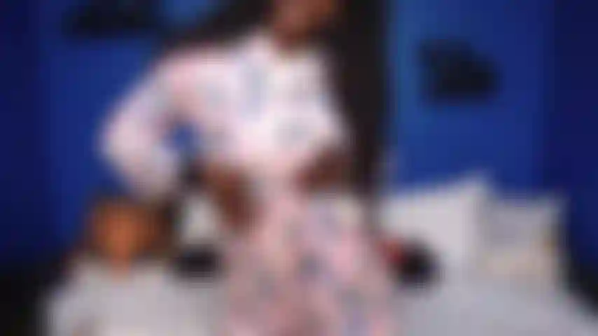 Pinguim onsie strip tease.