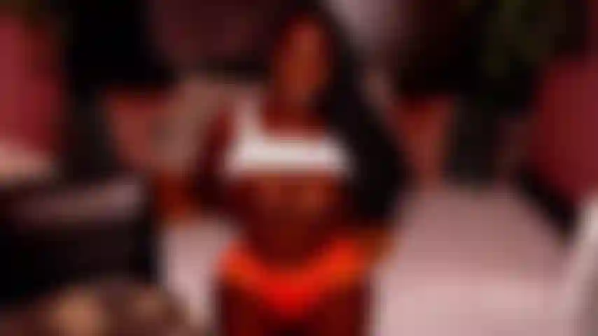 Garota do hooters leva em todos os buracos.