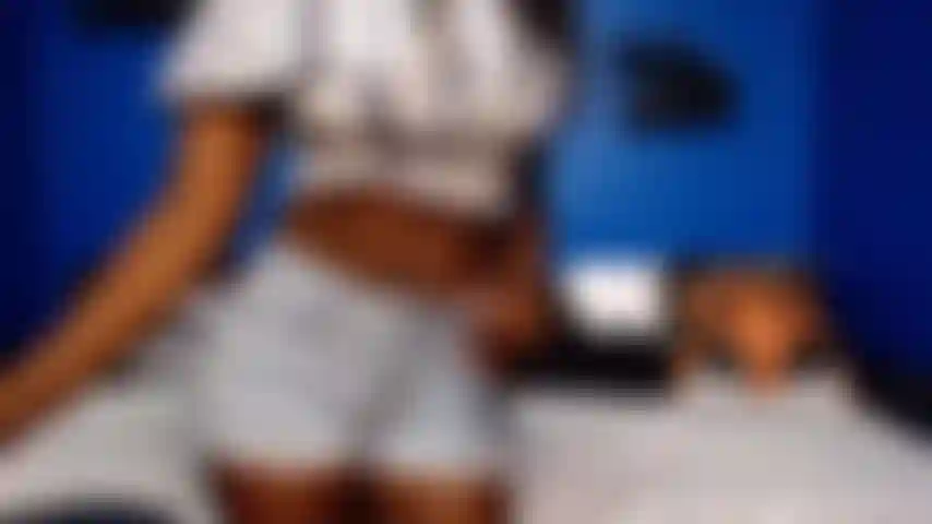 Strip tease e chupando vibrador preto.