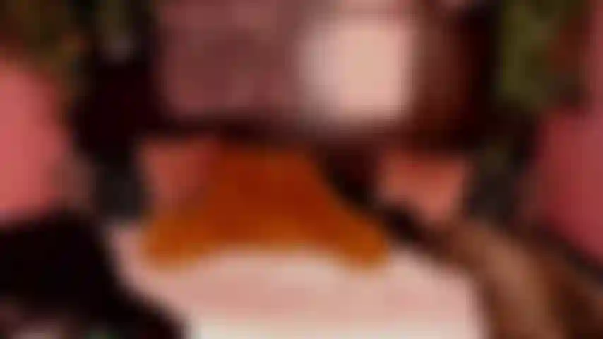Sutiã rasgado=papai mimando & fazendo carinho nos mamilos.