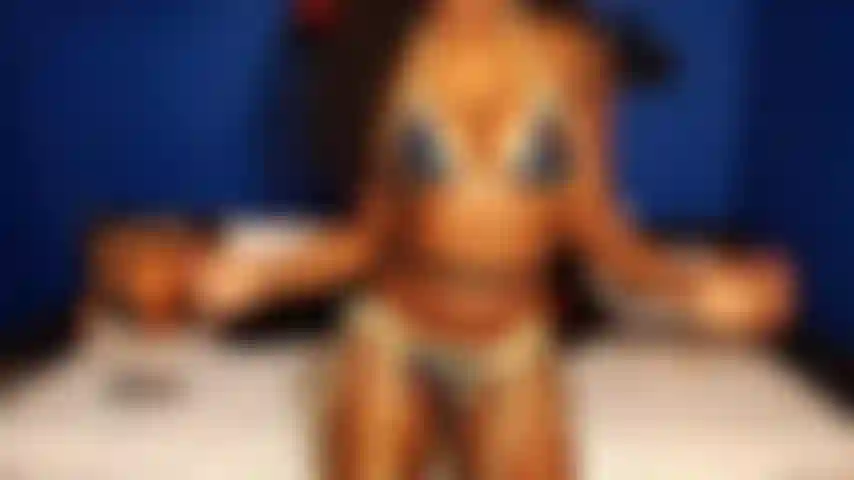 Strip tease de biquíni coração.