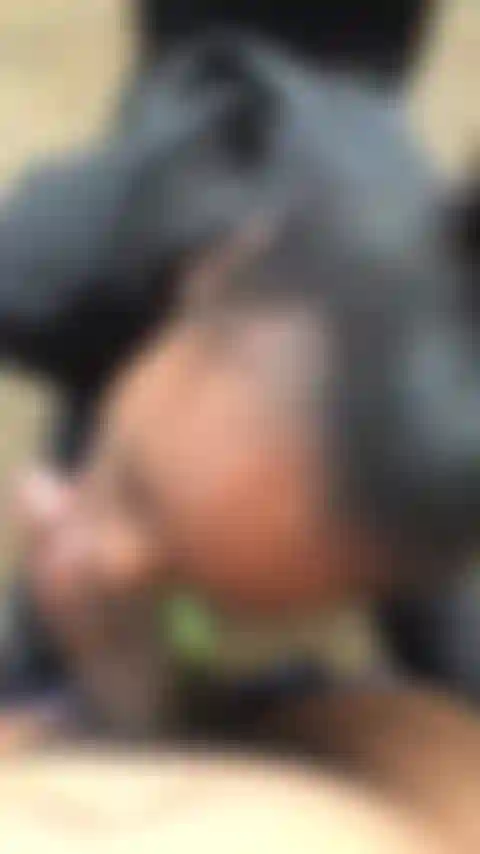 Nada como um boquete matinal no quintal, né? Pau duro, pau gostoso chupando boca, passarinhos cantando e tentando não ser pega pelos vizinhos! ;-).