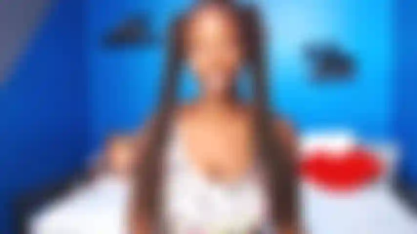 Topless mukbang com minhas asas favoritas.