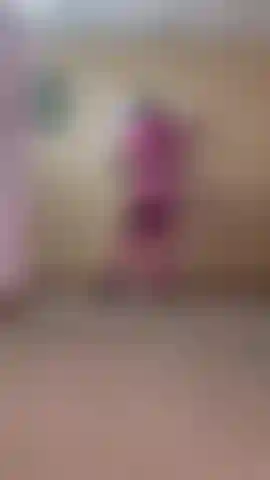 Me estique de mais de uma forma. Um pequeno alongamento rápido antes de entrar online. Espagato= ainda consigo! Os peitos estão peitando...