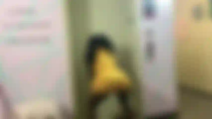 Rebolando perto do elevador.