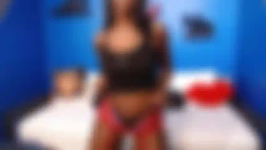 Bonitinha sacudida de bumbum e provocação de tetas.