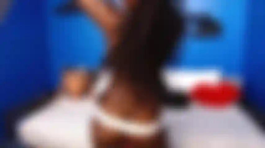 Calcinha branca provocante.