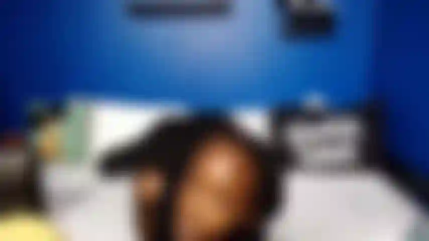 Striptease enchendo balões brancos.