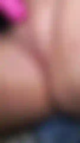 Buceta apertada é penetrada com muito esforço.