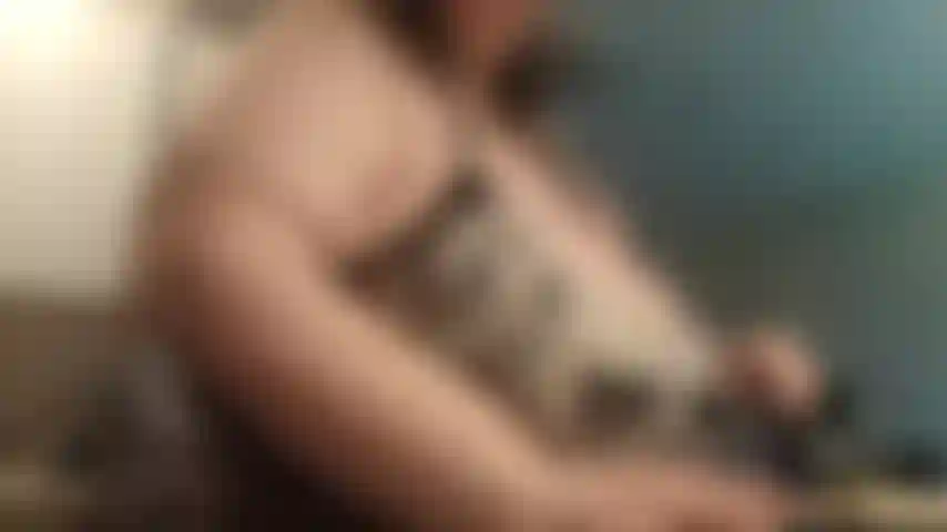 Sendo uma provocadora de mamilos e ovos.