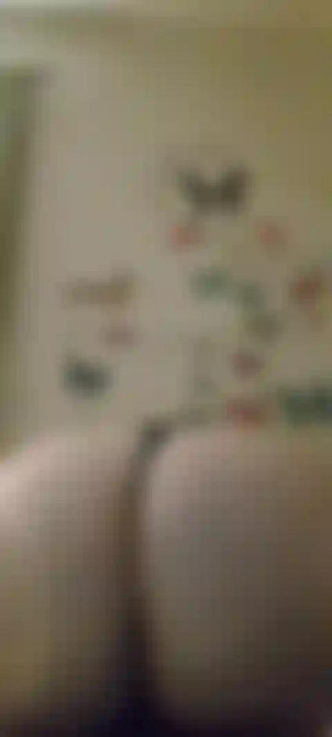 Cavalgando seu rosto com meu travesseiro roxo.