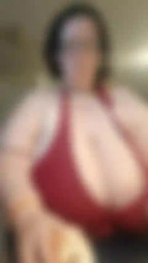 Cozinhando com top de biquíni vermelho.