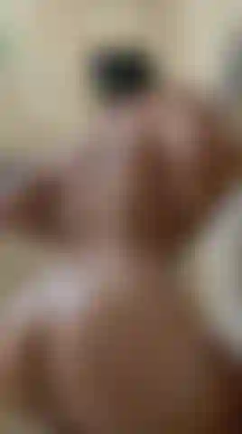 Sob a água quente, meu corpo molhado pede apenas uma coisa: que você venha me foder até eu quebrar.