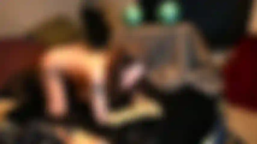 Vore, com botas gastas e luvas de borracha.