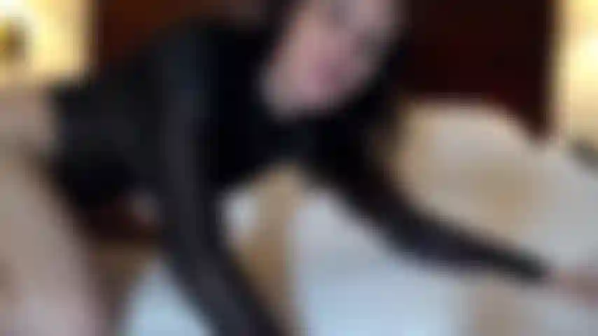 Masturbação em lingerie transparente.