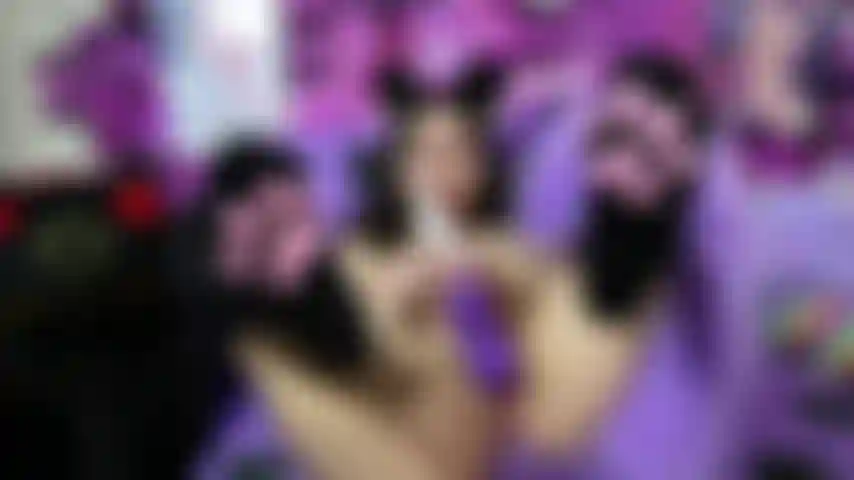 Kitty tem orgasmo com varinha.