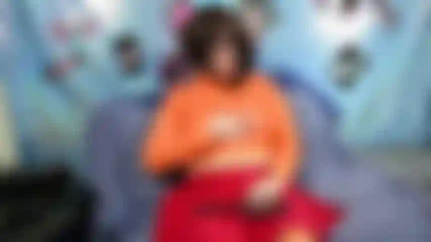 Velma geek masturbação com vibrador de vidro.