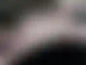 Deusa se entrega ao prazer! Admiro seu corpo adornado com tatuagens cintilantes enquanto ela acaricia seus seios e provoca seu clitóris. Então observe seu creme no vibrador enquanto ela se agrada.