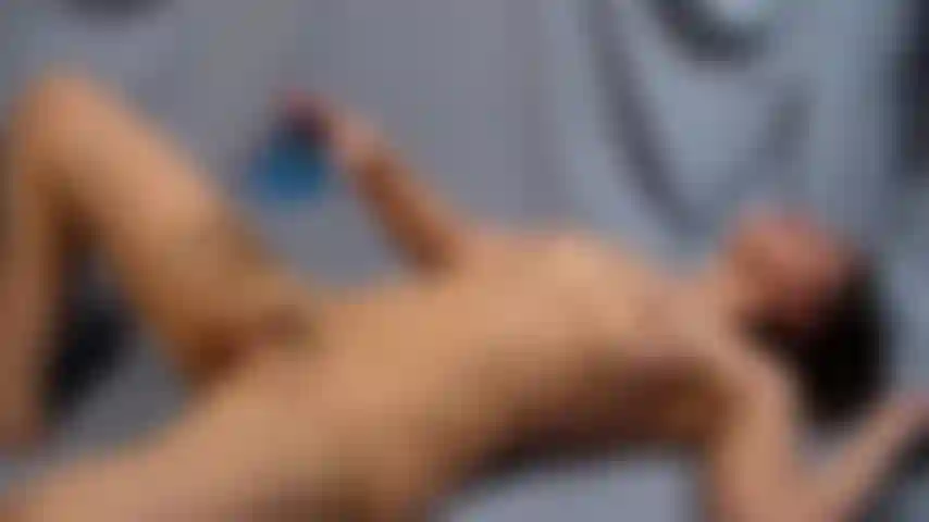 Masturbação com óleo quente - esfrego óleo de coco quente no corpo antes de usar um vibrador para me masturbar. Neste vídeo tenho arbusto para quem gosta de buceta peluda.