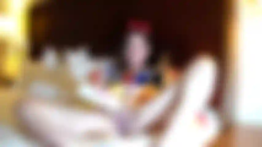 Buceta oleosa com dedos brancos como a neve.