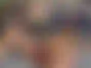 Deito na cama nua apenas com um par de óculos de armação preta sexy. Deslizo na minha vibração de coelho roxo com a grande cabeça bulbosa. Gosto da sensação de me esticar. Cheguei ao orgasmo intenso.