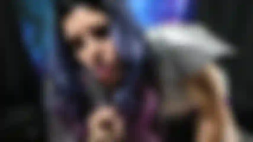 Space babe masturbação com vibrador de vidro.