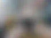 Colegial chupa e monta um vibrador preto.