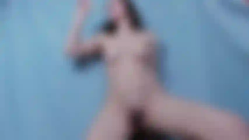 Masturbação com vibrador de vidro na véspera de ano novo.