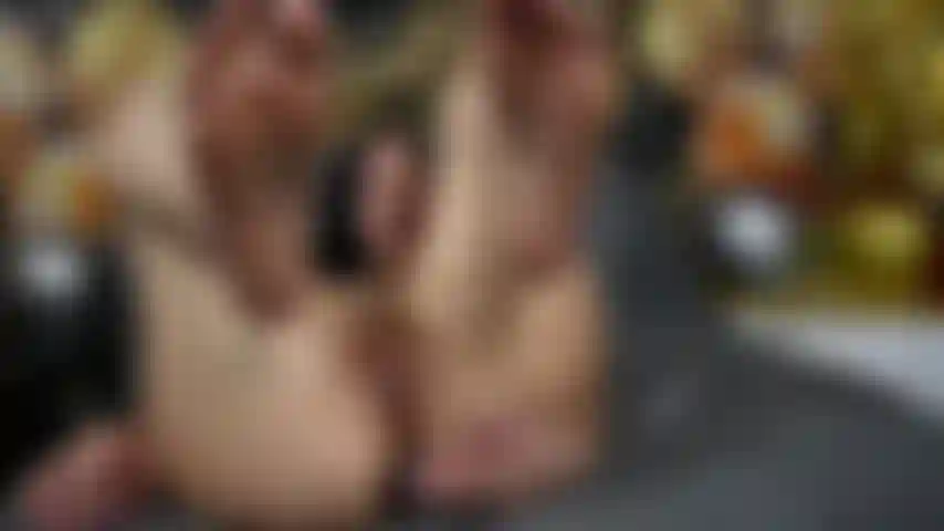 Adoração de pés e masturbação anal.