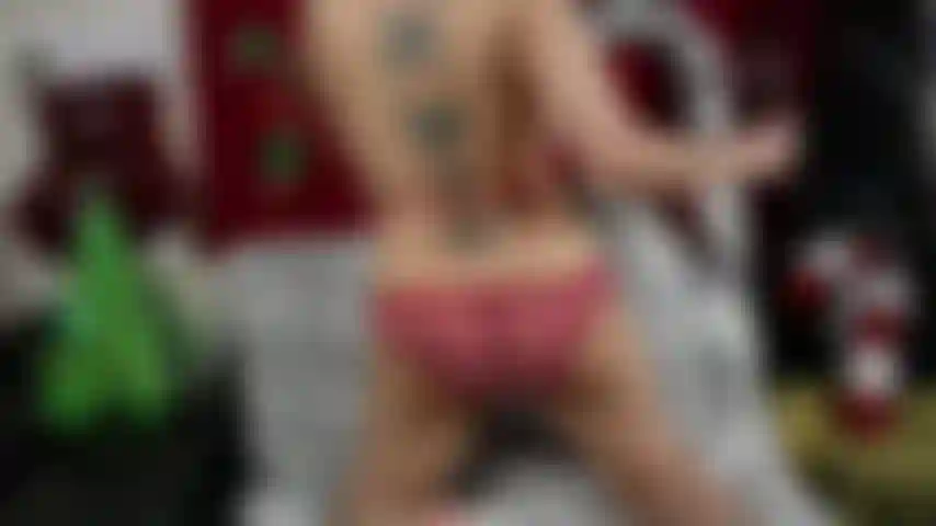 Striptease e masturbação com vibrador de vidro de cana-de-doce.