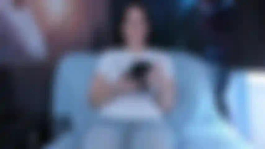 Crescimento lascivo dos pés através das meias.