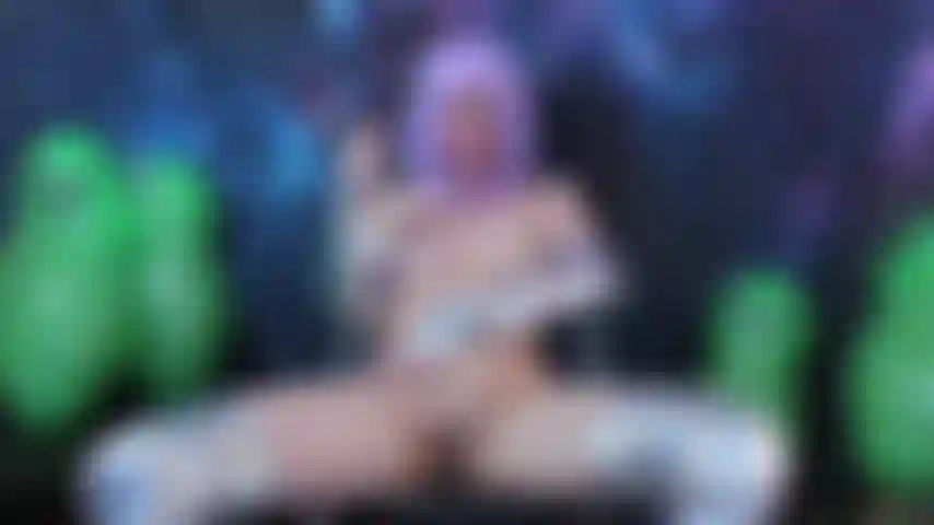 Masturbação com febre cósmica - gata do espaço ali desliza um vibrador em sua boceta molhada. Ela acaricia os peitos e brinca com o clitóris até ficar cremoso.