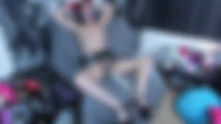 Orgasmos intensos de escravidão hitachi! Estou usando sapatos de salto agulha sexy, meu cinto para evitar que ele se mova, não importa o quanto eu me contorça, mordaça a bola e amarre uma faixa de seda em volta do pulso enquanto tenho orgasmos.