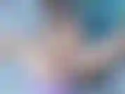 Gatinha excêntrica se masturba. Ela açoita a bunda com um chicote antes de provocar seu clitóris com um brinquedo vibratório e um vibrador deslizante dentro. Eventualmente, ela coloca uma mordaça dentro da boca enquanto se masturba.