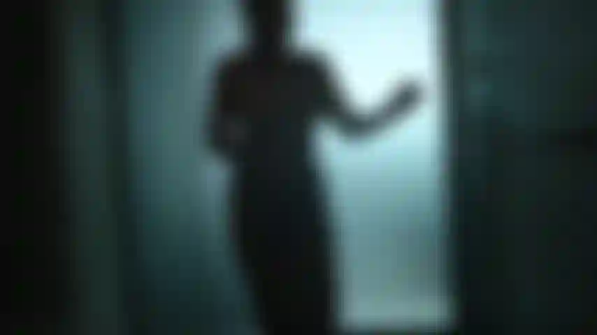 Vídeo artístico de chuveiro de vidro.