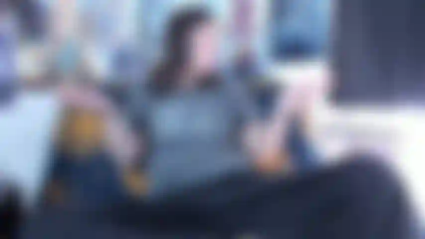 Roleplay fap para sexo do vizinho com colega de quarto - entediada durante a quarentena, olho pela janela para ver o vizinho fazendo sexo. Descrevo a cena enquanto coloco a mão nas calças e acabo usando vibe.