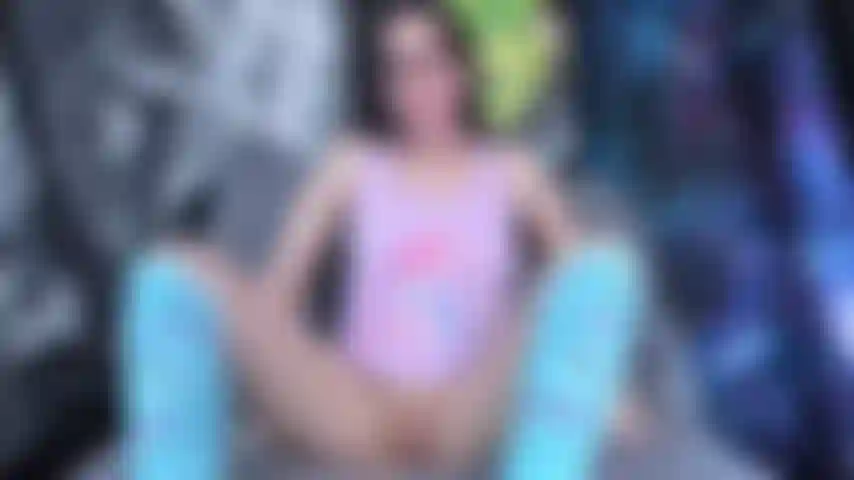 A masturbação nerd quebra a 4ª parede! Começo a masturbação com vibrador em múltiplas posições. Então de repente, bam, duas de mim. Estou me masturbando com vibrador enquanto me vejo fazendo sexo com vibrador.