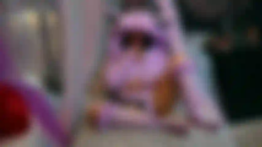 Masturbação com varinha mágica em roupa felpuda.