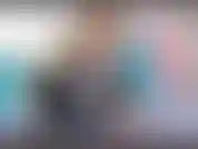 Sob meu feitiço. Sob meus pés. Sandálias de veludo preto. Meias pretas de náilon. Pernas nuas, pés descalços. Unhas dos pés vermelhas. Emocionante e viciante. Ninguém mais faz você se sentir como eu.