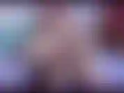 Você quer tanto menino travesso; meus saltos pretos brilhantes e minhas pernas brancas te escravizam em um poderoso encantamento. Se você me mostrar como é boa em me adorar, talvez desta vez você alcance sua recompensa.