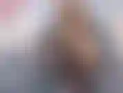 Com meias de náilon brancas cobertas por meias arrastão pretas, meu top e shorts de pvc brilhante ficam super quentes, principalmente quando estou usando um strap-on. Você está ficando louca pelos meus pés e com vontade de ser fodida.