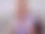 Minha pele perfeitamente bronzeada em blusa de cetim perfeitamente justa é sua perversão perfeita. Cetim brilhante e lábios brilhantes para te provocar. Decote bronzeado e provocante suave para te fazer derreter.