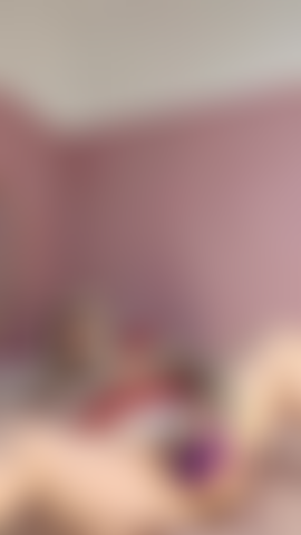 Fodendo meu vibrador de 14 polegadas e tendo um orgasmo intenso.