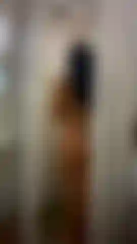 Voyeur - tomo banho quando chego da praia e você está me espionando.