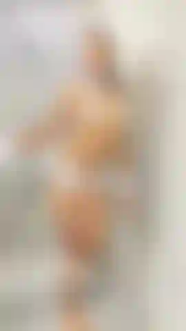 Dança sensual e quente no banho.