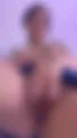 Fodendo minha buceta com meus dedos cheios de saliva.