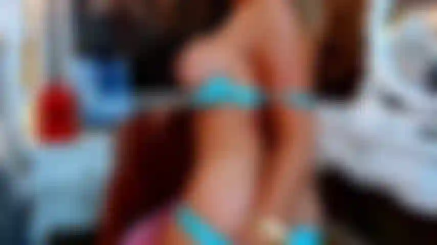 Se masturba... Yumi.