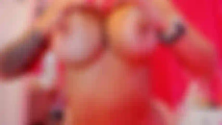 Peitos grandes e sexy dançando.